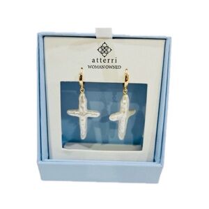 NWT ⚜️🤍⚜️ ATTERRI Gorgeous Gold Tone and White
Pearl Cross Earrings